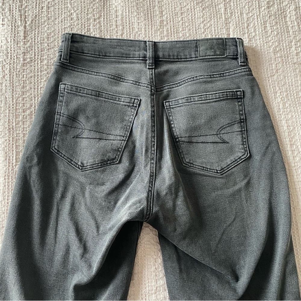 American Eagle High Waisted Mom Jean Black Washed Grey Sz 2 Short Stretch - Picture 4 of 11